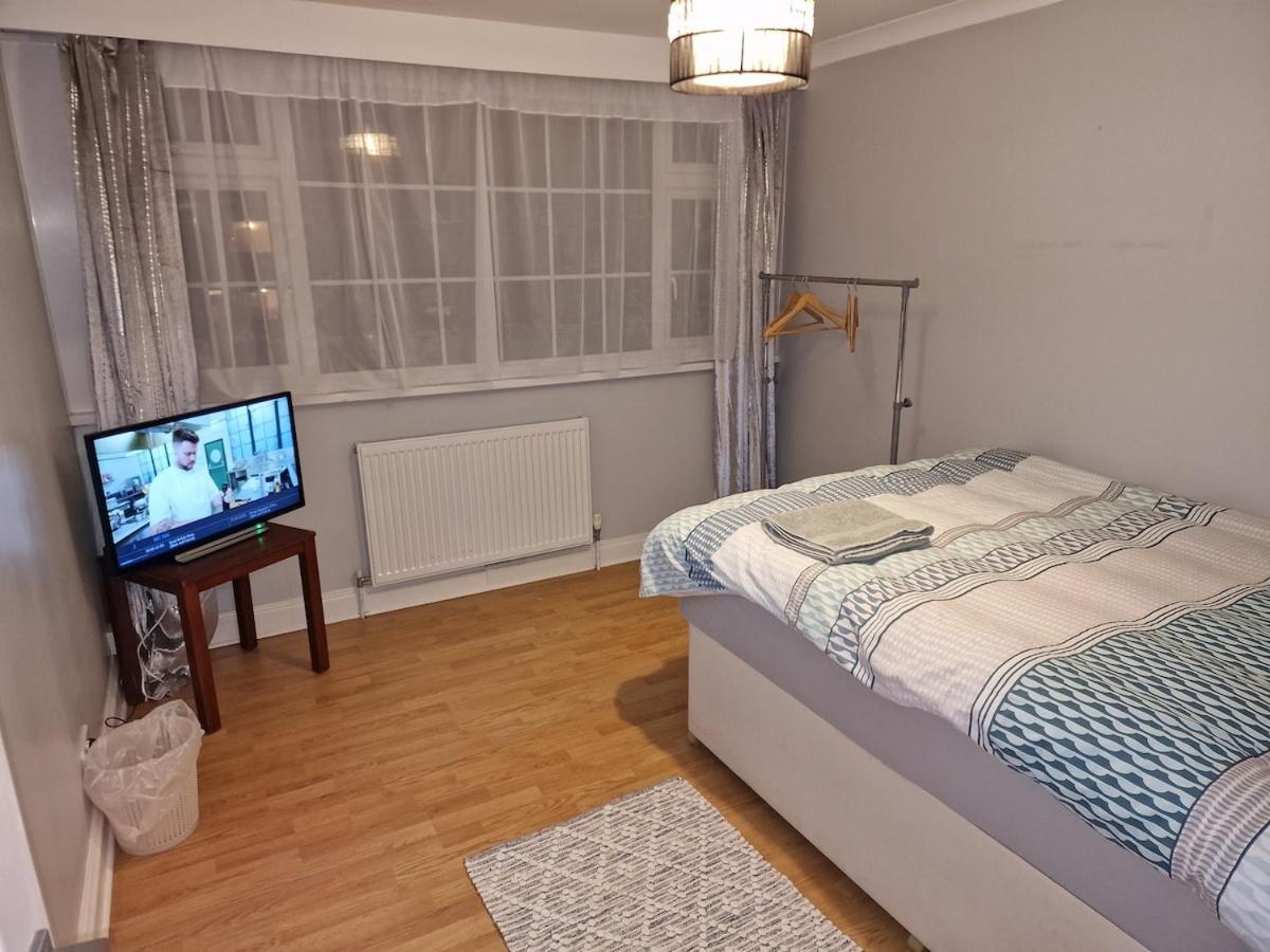 Nightrest Homes Hemel Hempstead Smart Tv In Each Room - Parking Exterior foto